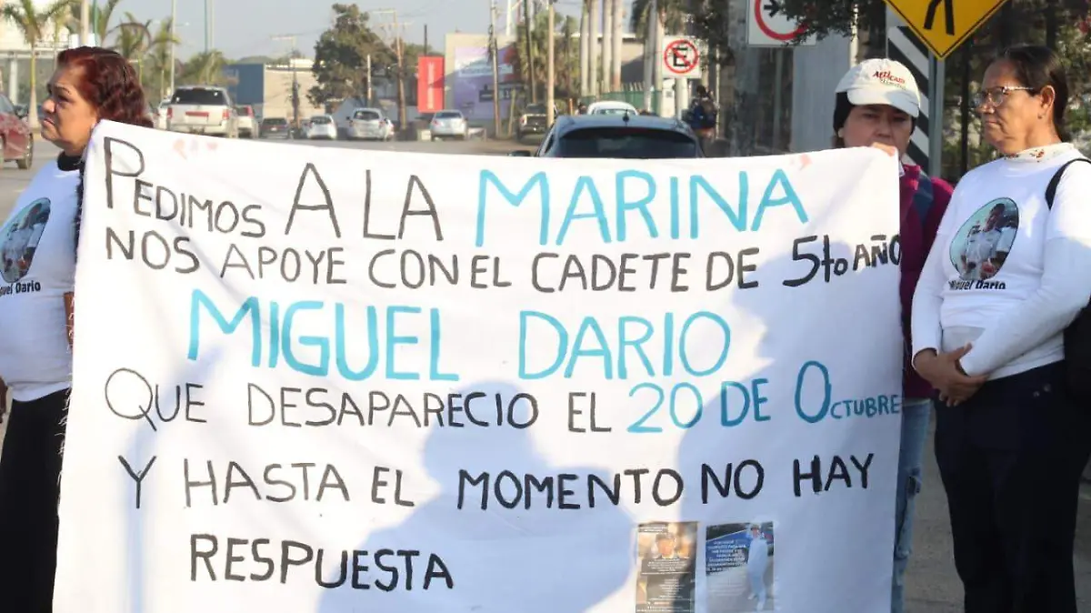 Con bloqueo y consignas, piden acelerar localización de cadete naval en Altamira