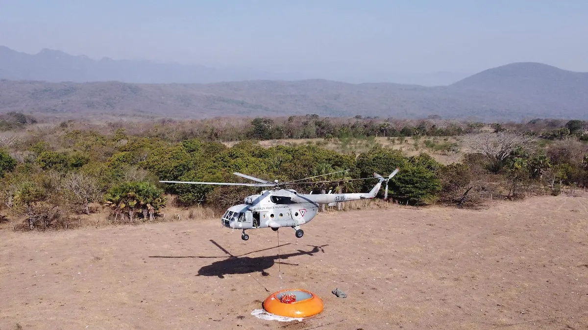 Helicópteros rociaron agua en el incendio de El Cielo