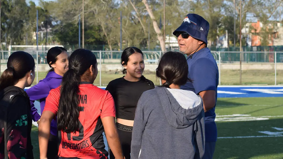 Ahora entrena "tochito bandera"
