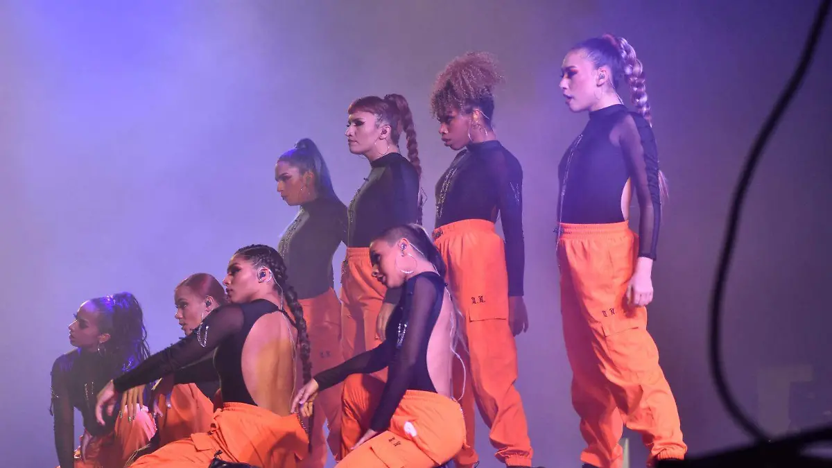 Bad Bunny interpretó "Solo de mí”, “Mía”, “Chambea” y “Te gusté” en companía de sus bailarinas 