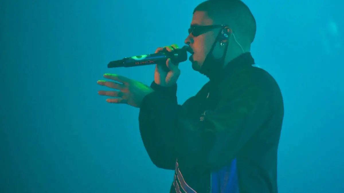 Meses antes del inicio de la pandemia mundial de Covid-19, Bad Bunny utilizaba los cubrebocas como parte de su atuendo
