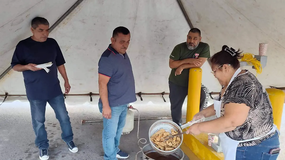 La ciudadanía ha llevado comida a los trabajadores de la empresa Tridonex, quienes permanecen en guardias de ocho horas fuera de las instalaciones para prevenir la salida de la maquinaria 