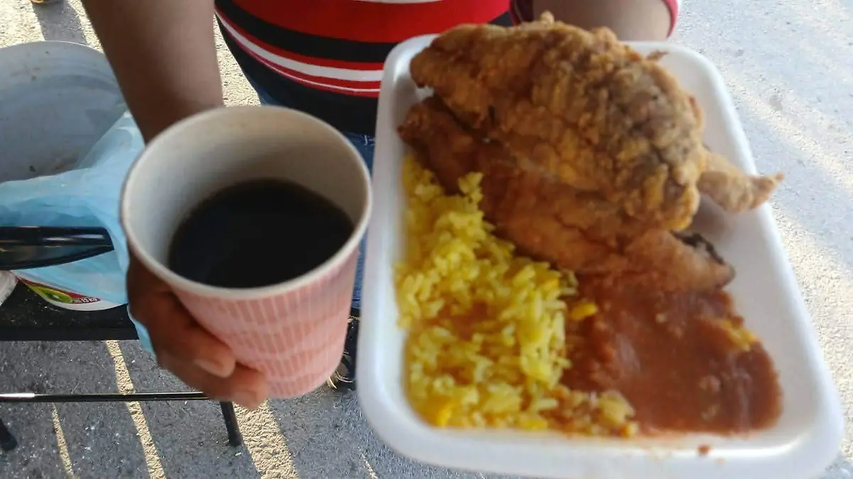 Los trabajadores de Tridonex han recibido comida caliente de parte de la ciudadanía