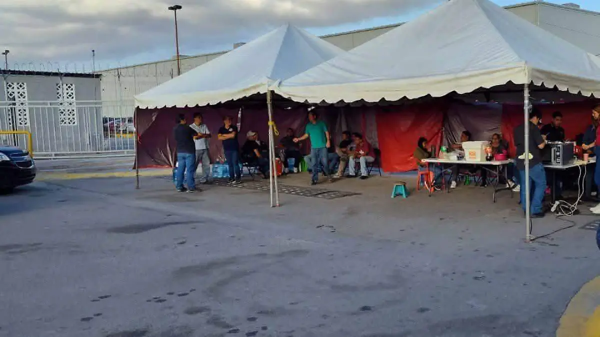 Los trabajadores de Tridonex han instalado carpas en las inmediaciones de la fábrica para resguardarse del frío