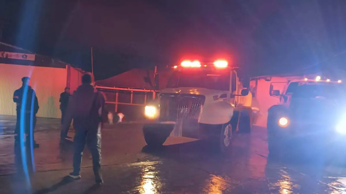 Atienden a cuatro personas tras incendio en inmueble de Tampico Alto