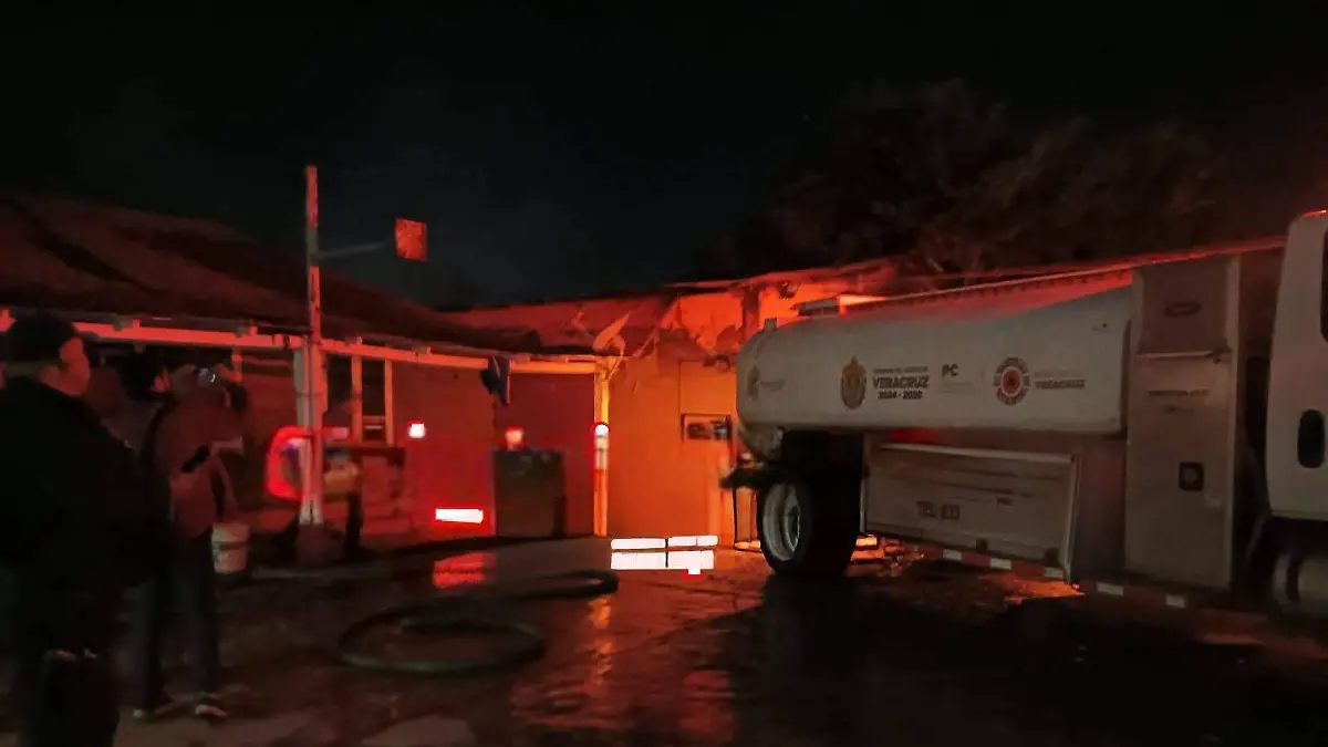 Moviliza incendio en discoteca abandonada a cuerpos de emergencia en Tampico Alto