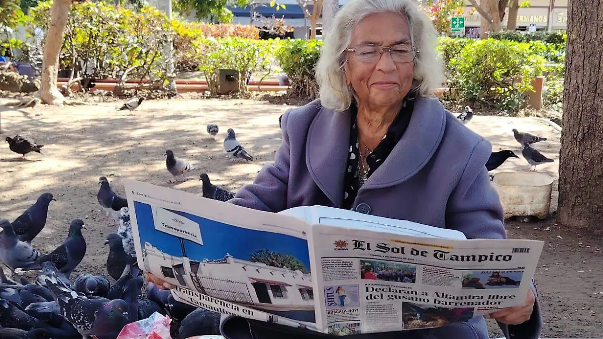 Entre los pasatiempos de Meche en la Plaza de Armas se encuentra leer El Sol de Tampico