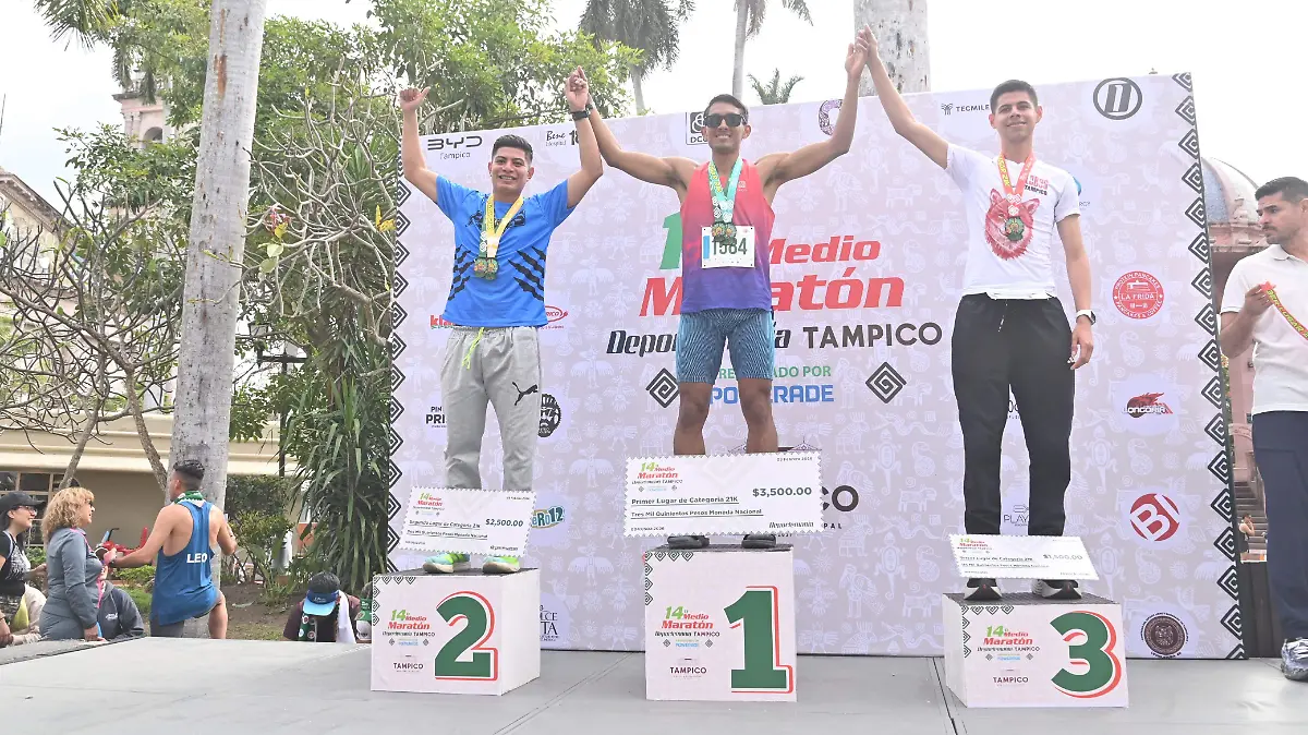 Atletas de clubes como Lobos Tampico, Masc Team y Puente Running dominaron los 21 kilómetros