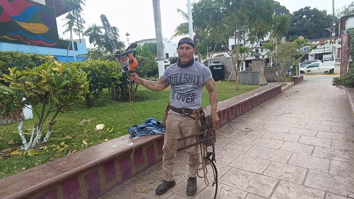 De migrante a podador experto: la historia de “El Tatuado” en Pueblo Viejo