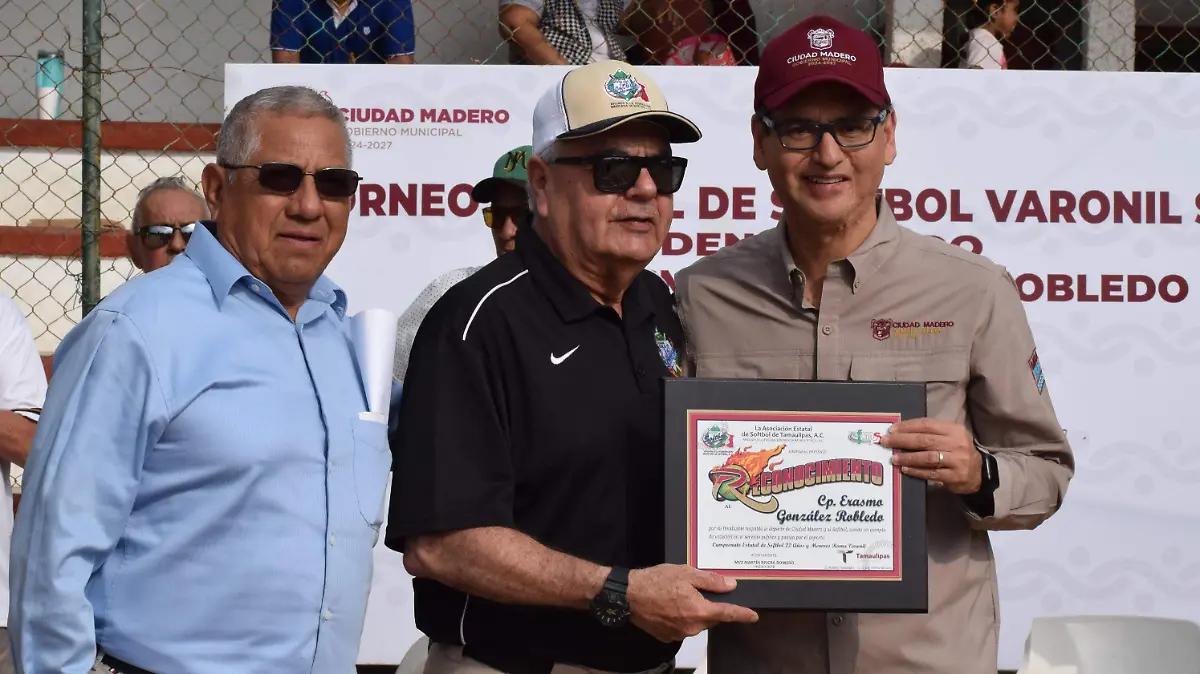 Se entregó un reconocimiento a Erasmo González