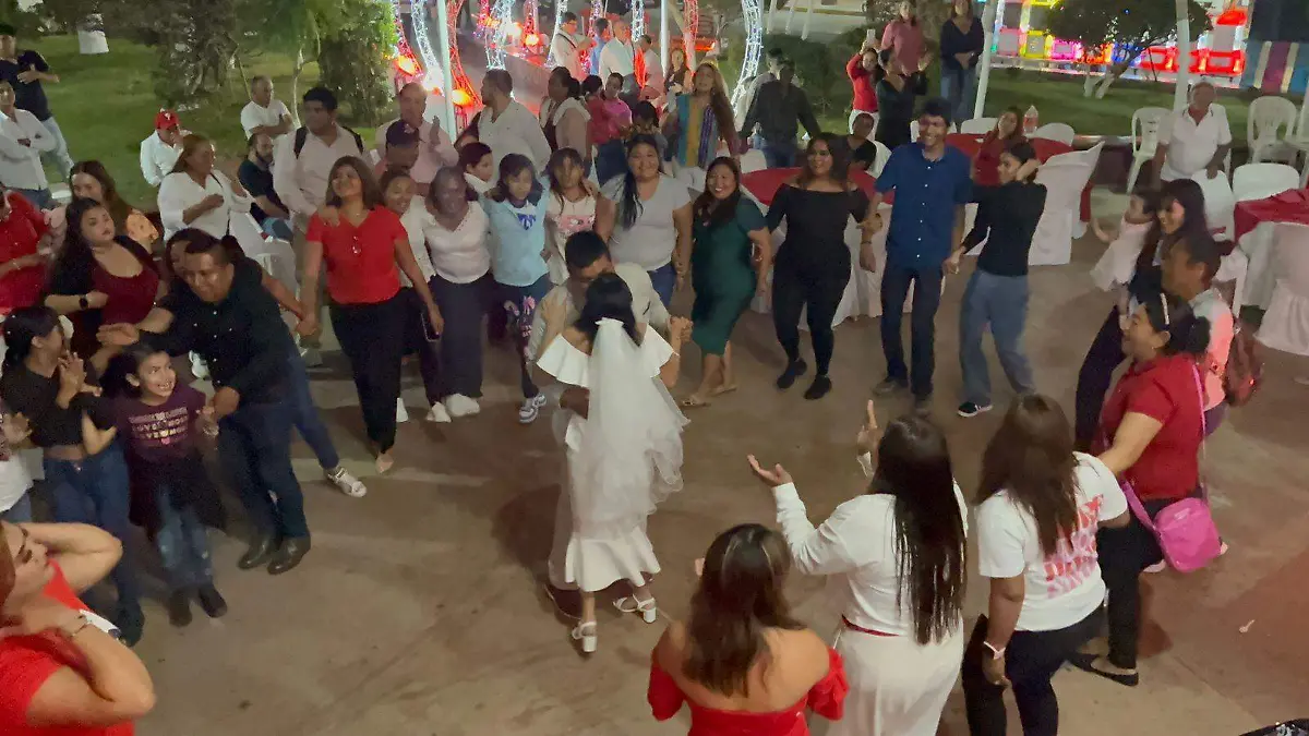 Fiesta y pastel en bodas colectivas de Pueblo Viejo