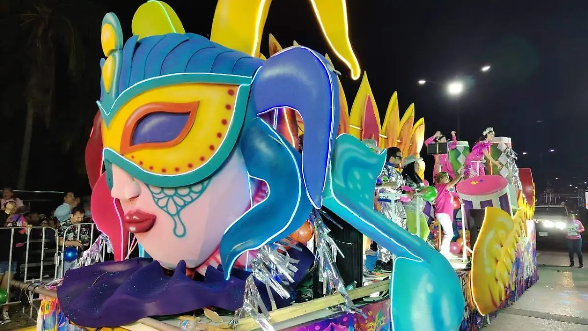 Durante los cuatro días del Carnaval desfilaron 63 carros alegóricos; muchos con alusión al arlequín, personaje central de la celebración