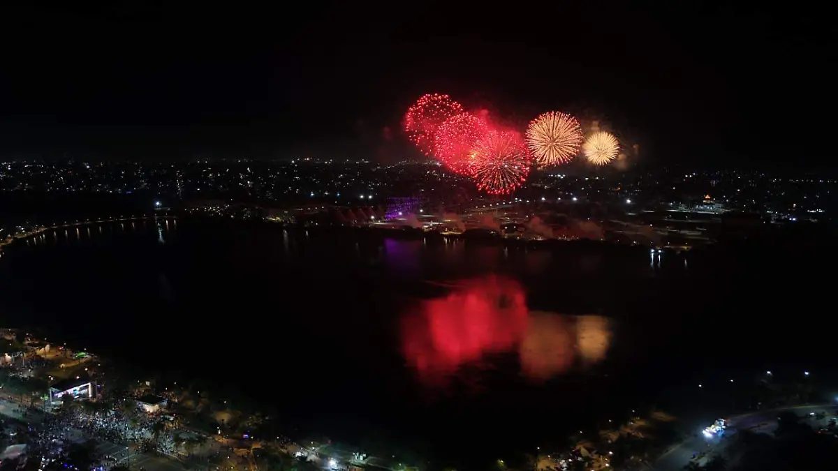 El cierre del Carnaval contó con fuegos artificiales sobre la Laguna del Carpintero