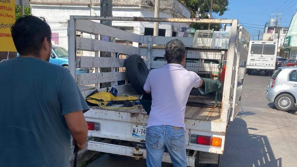 Calor extremo pone en riesgo a perro encerrado en auto en pleno centro