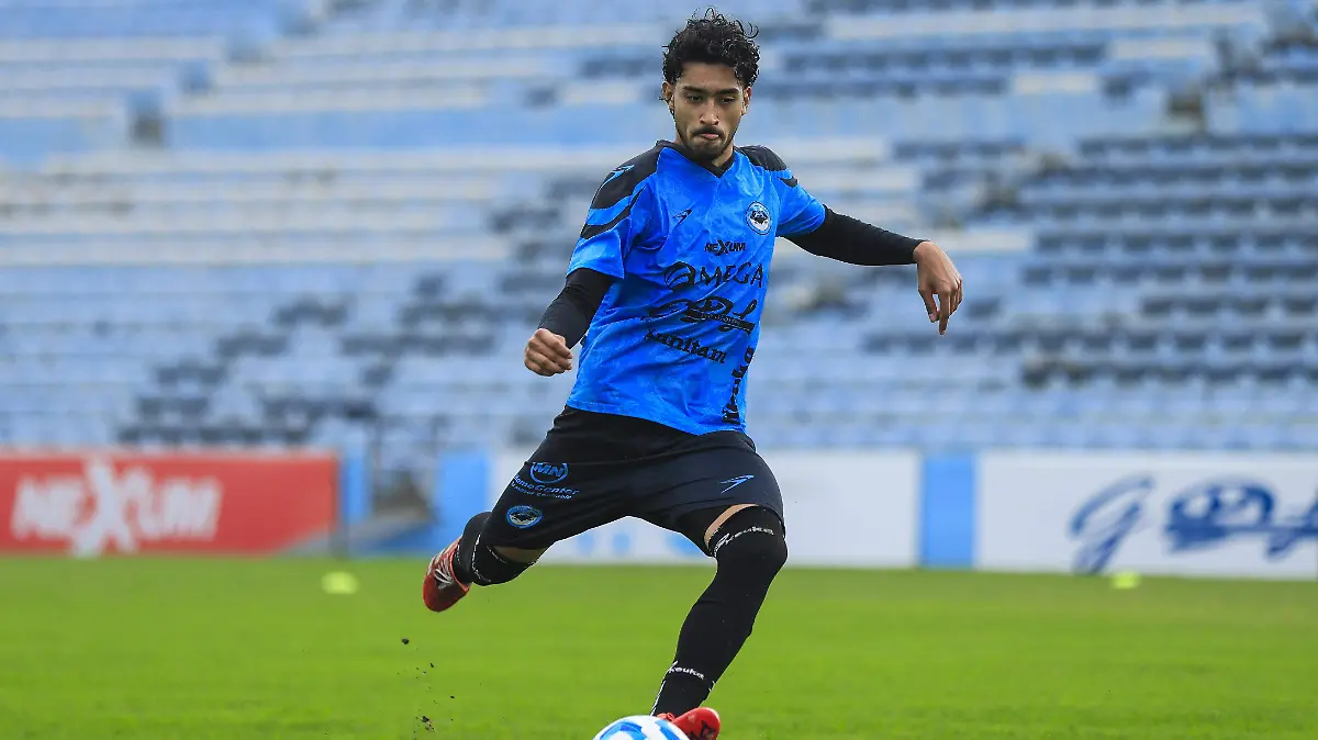 Misael Pedroza podría iniciar ante Correcaminos. Antonio Portales (arriba) consolidado en la zaga