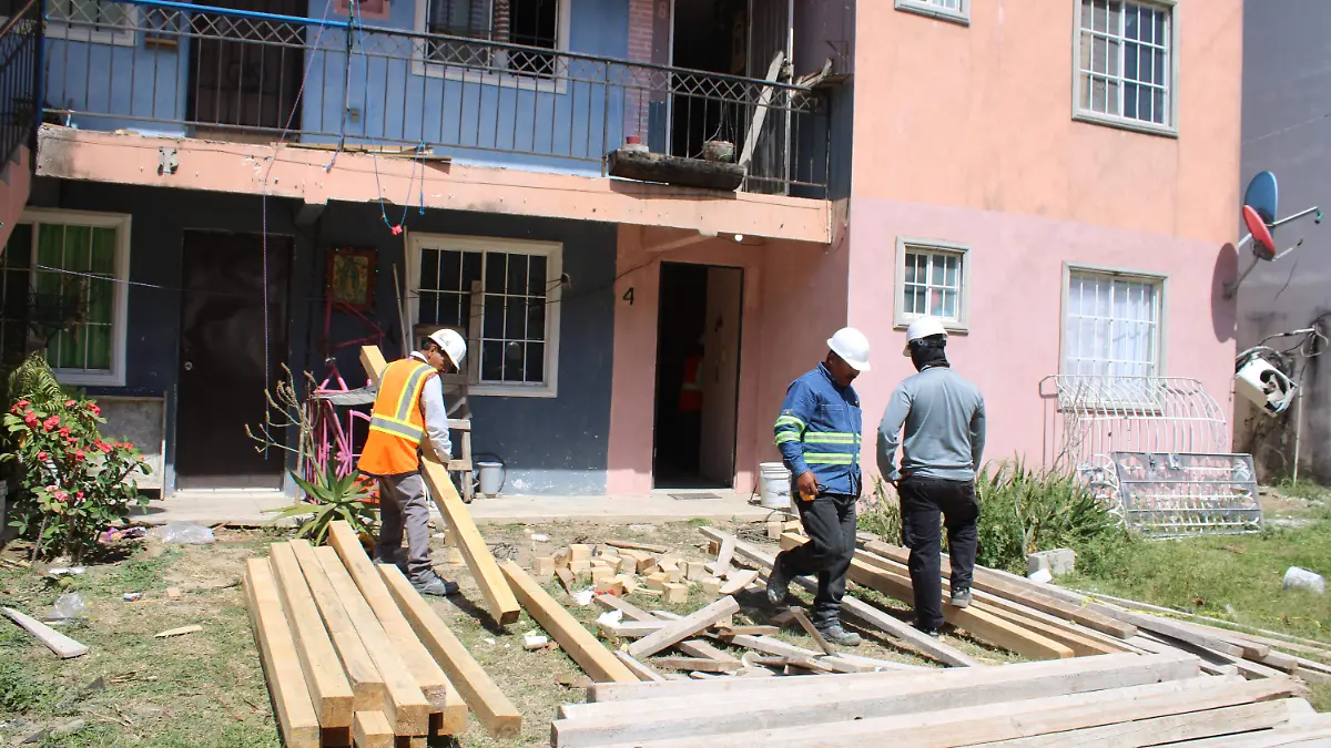 La colocación de puntales de madera al interior de los departamentos es parte de los trabajos de reconstrucción