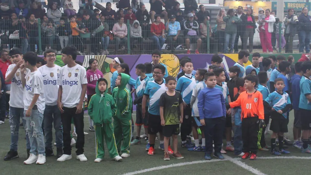 Jovencitos futbolistas presentes en la inauguración del campo en Tampico