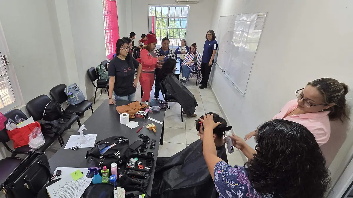 La iniciativa de cortes de cabello gratuitos impulsa la formación de talento local en el área de estilismo