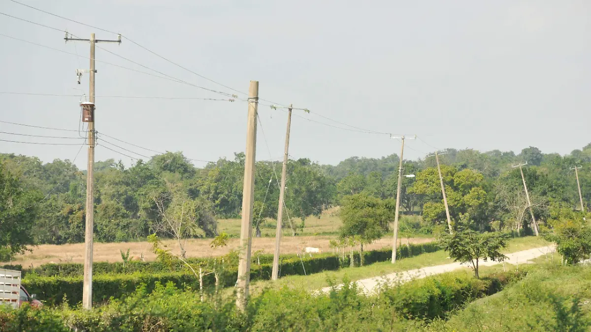 Postes y transformadores con fallas constantes generan apagones en comunidades rurales del norte de Veracruz