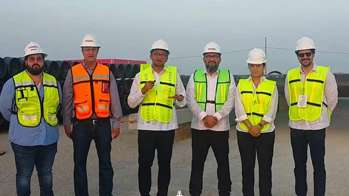 El secretario Walter Julián Ángel Jiménez, junto a funcionarios y representantes de Woodside Energy