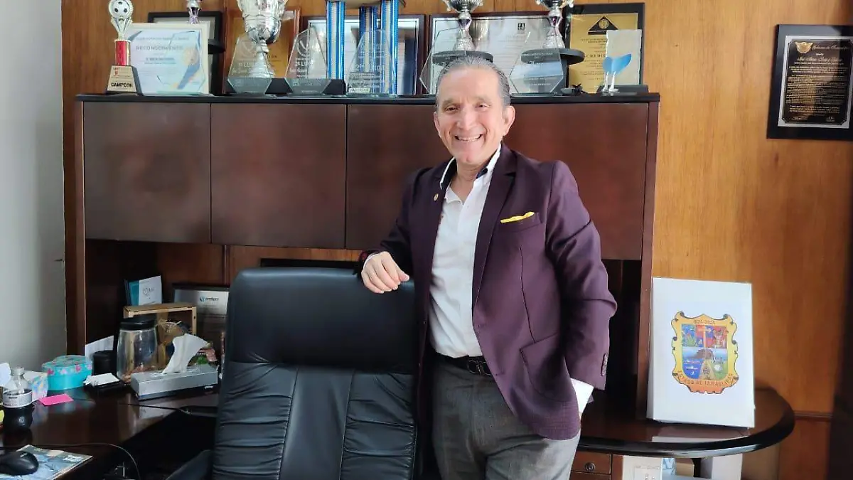 Raúl de León Escobedo, director de la Facultad de Medicina de Tampico, realizó que el cuidado de los pacientes no es una extensión natural del rol femenino