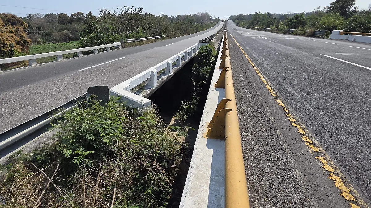 Deslaves y baches continúan afectando la seguridad de quienes circulan por la carretera federal 180