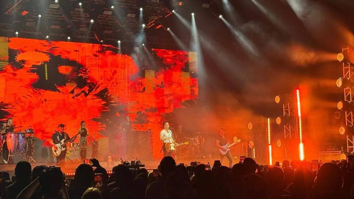 José Madero se presentó en compañía de la Banda Doble V; las pantallas en el escenario mostraron ilustraciones medievales y abstractas