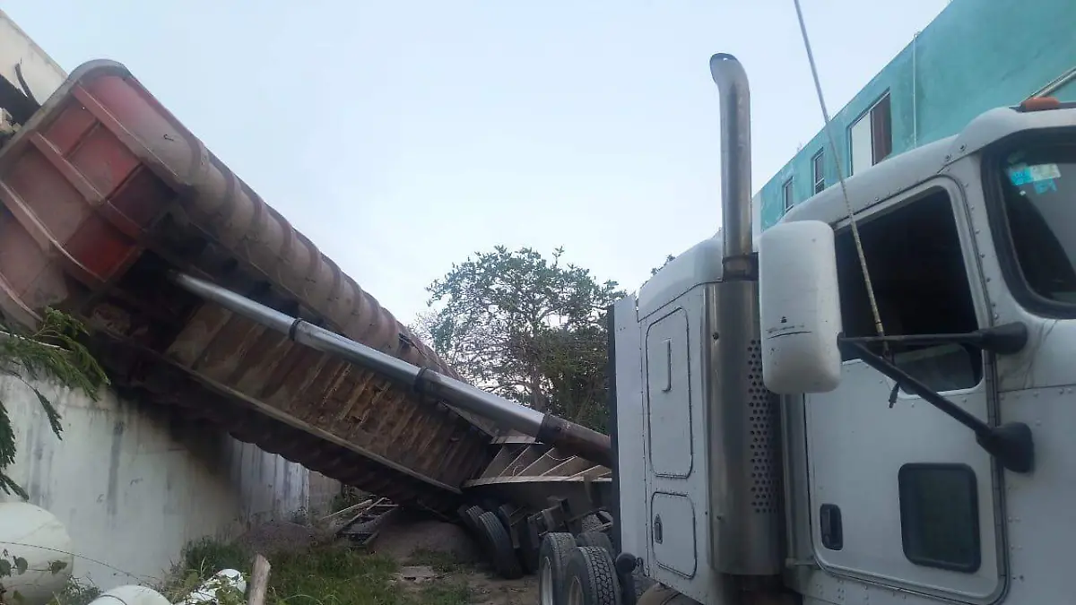 Caja de tráiler con grava vuelca y daña vivienda en Ciudad Madero