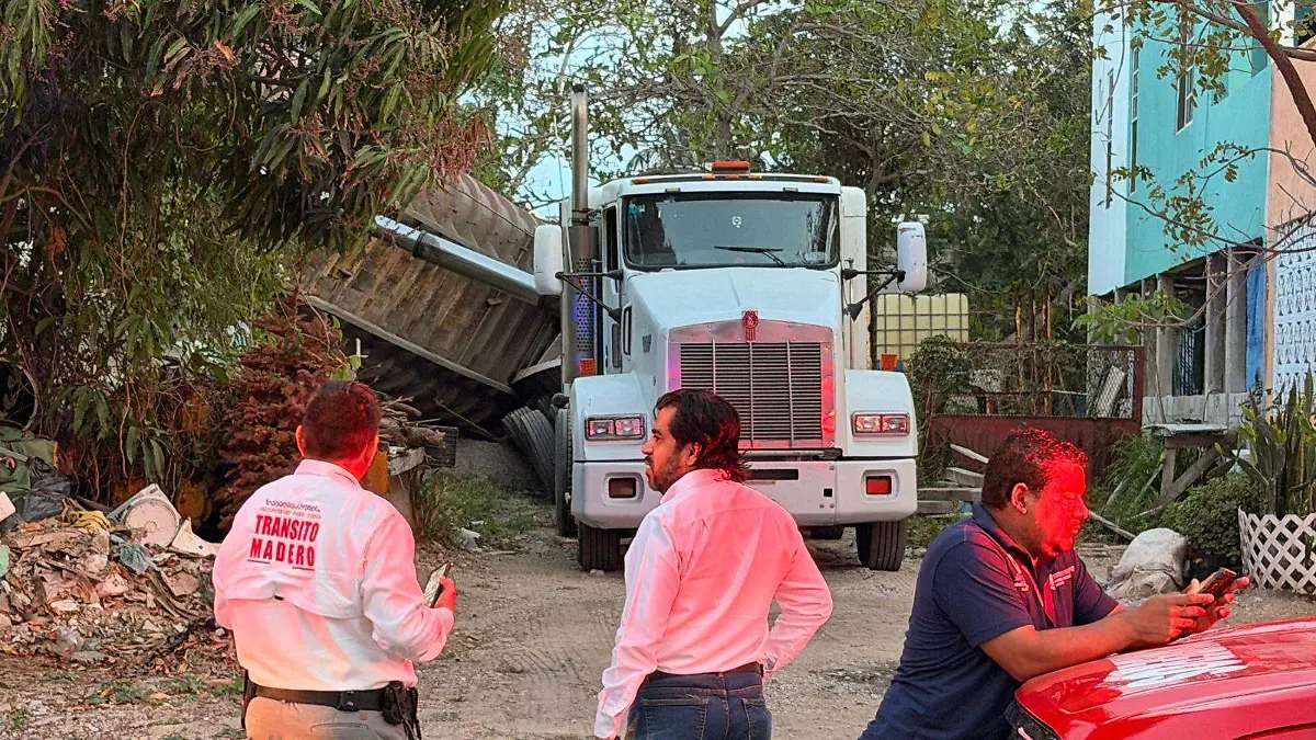 Tráiler volcó su caja al descargar grava y golpeó casa en Madero