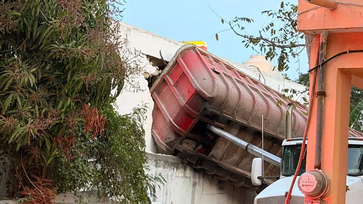 Volcadura de caja de tráiler provoca daños en casa de Madero