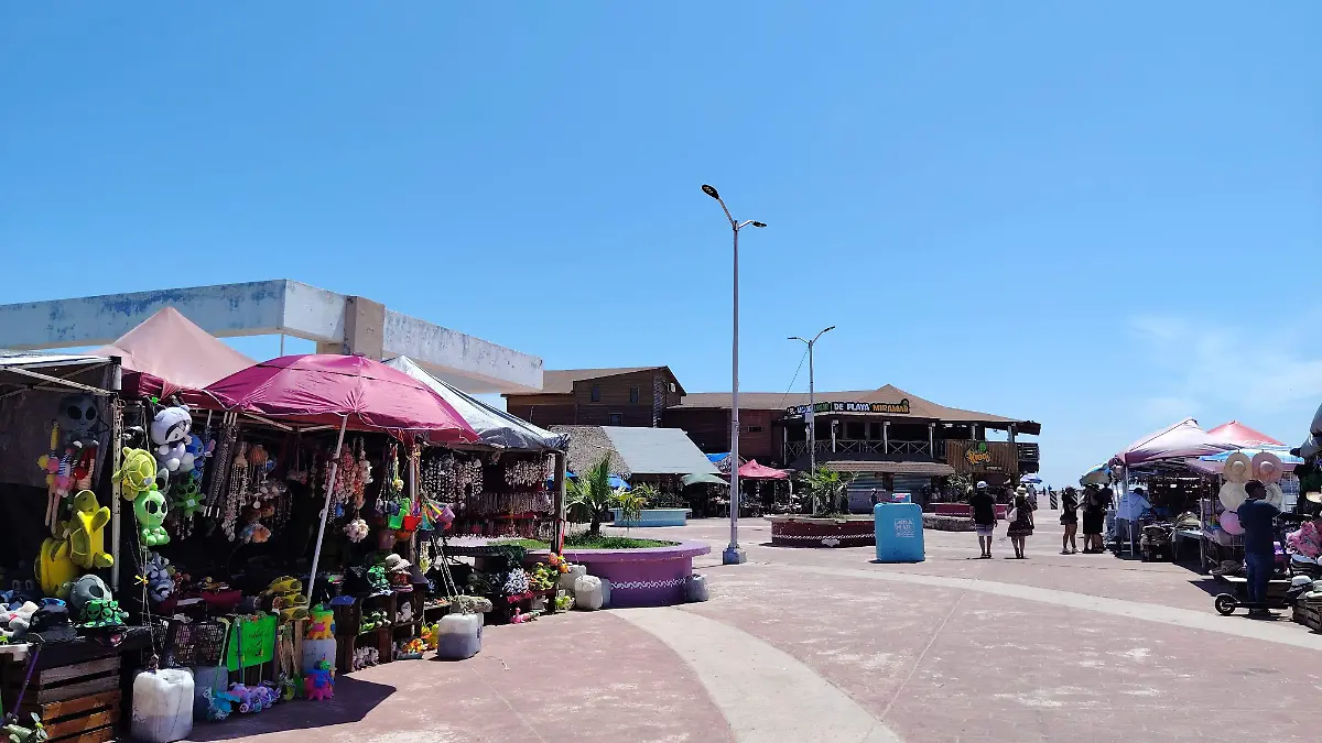 Autoridades llevan a cabo el reordenamiento de los comerciantes en el máximo paseo turístico