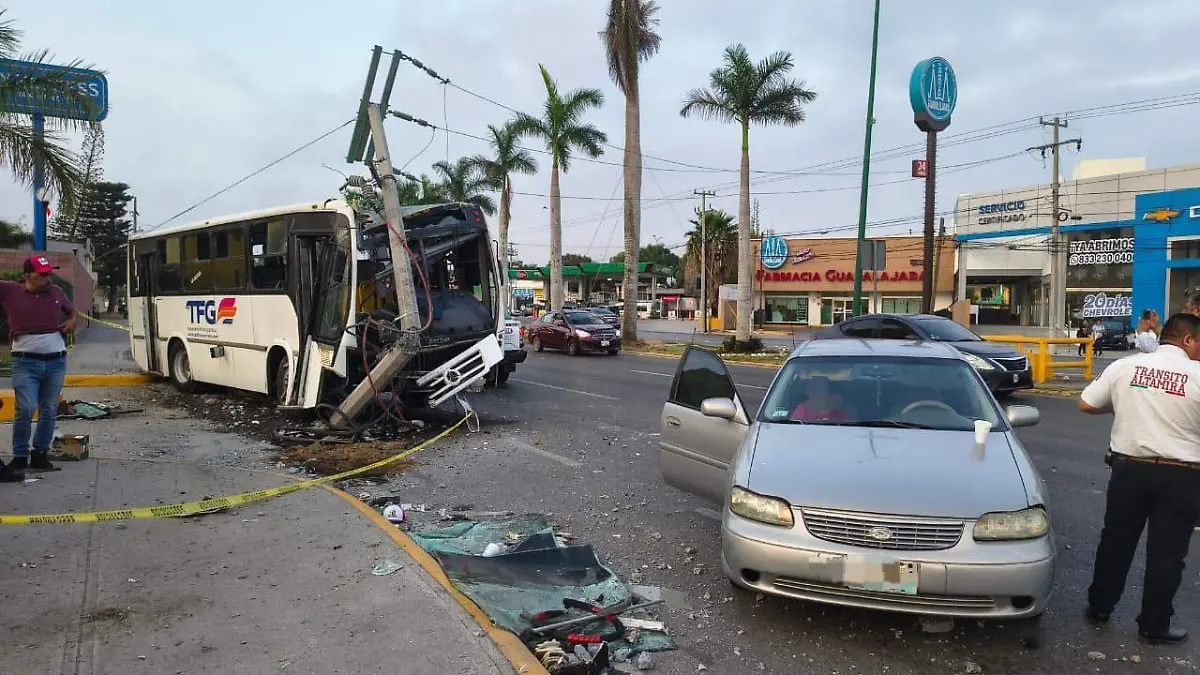 Choque poste Altamira