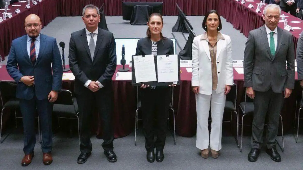 La presidenta Claudia Sheinbaum y la secretaria de Energía, Luz Elena González; junto al director de Pemex, Víctor Rodríguez y empresarios gasolineros