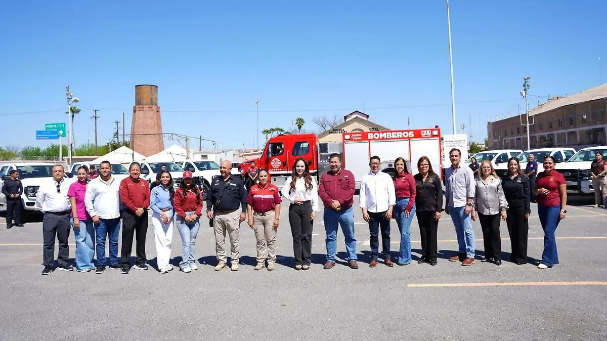 El gobierno municipal de Nuevo Laredo entregó camionetas y equipo especializado