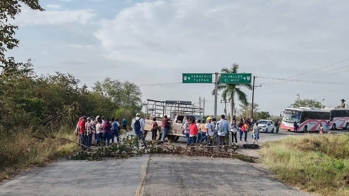 Habitantes de 11 comunidades mantienen bloqueada la carretera Pánuco–Tempoal y la Alazán–Canoas