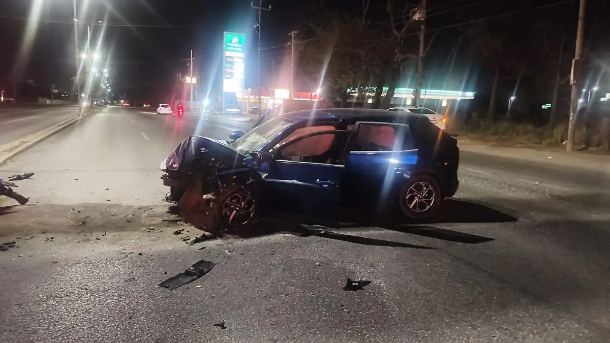 Pérdida total fue considerado el vehículo Kia al ser chocado contra un semáforo en Avenida de la Industria