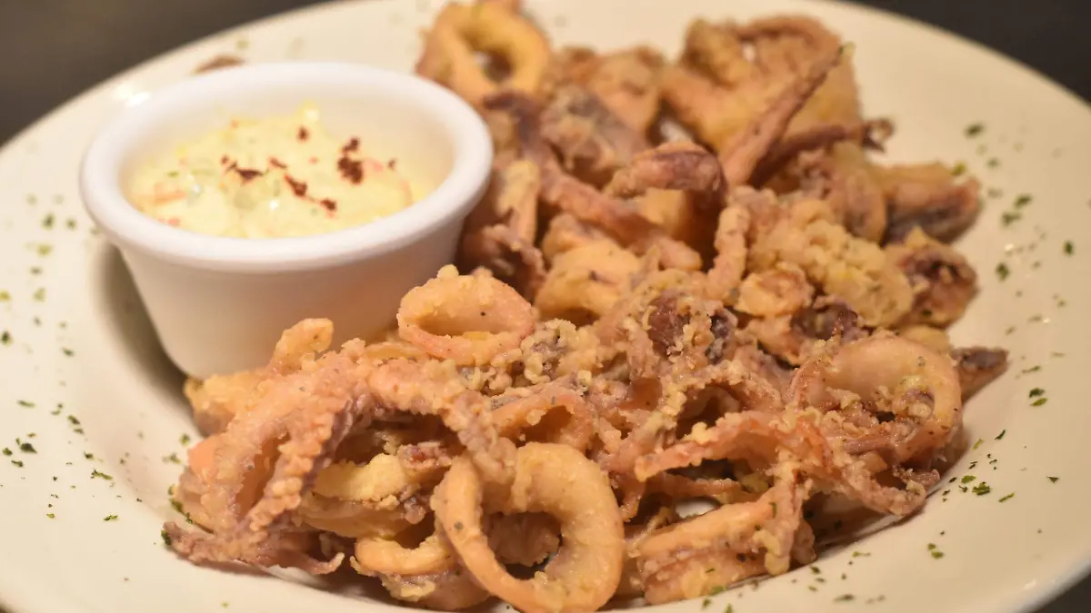Los calamares a la romana son uno de los platillos más populares del sur de Tamaulipas, se le acompaña de salsa Tampico (surimi, queso crema, mayonesa, chile jalapeño o serrano, cebollín y limón)
