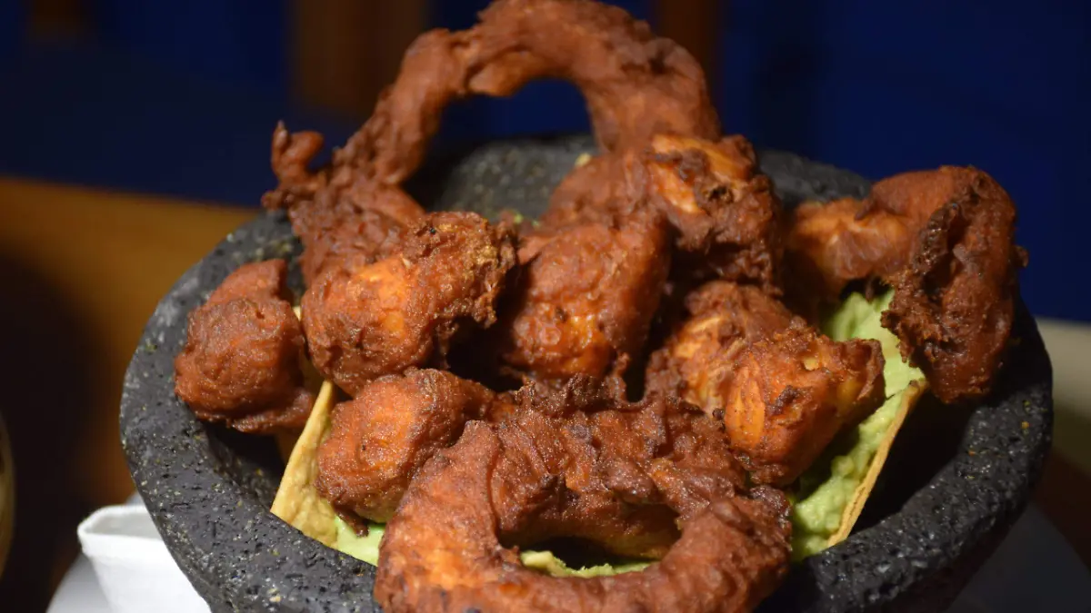 El chicharrón de pescado tiene una textura crujiente y se le acompaña de guacamole, ideal para comer solos o acompañados con tostadas o en tacos
