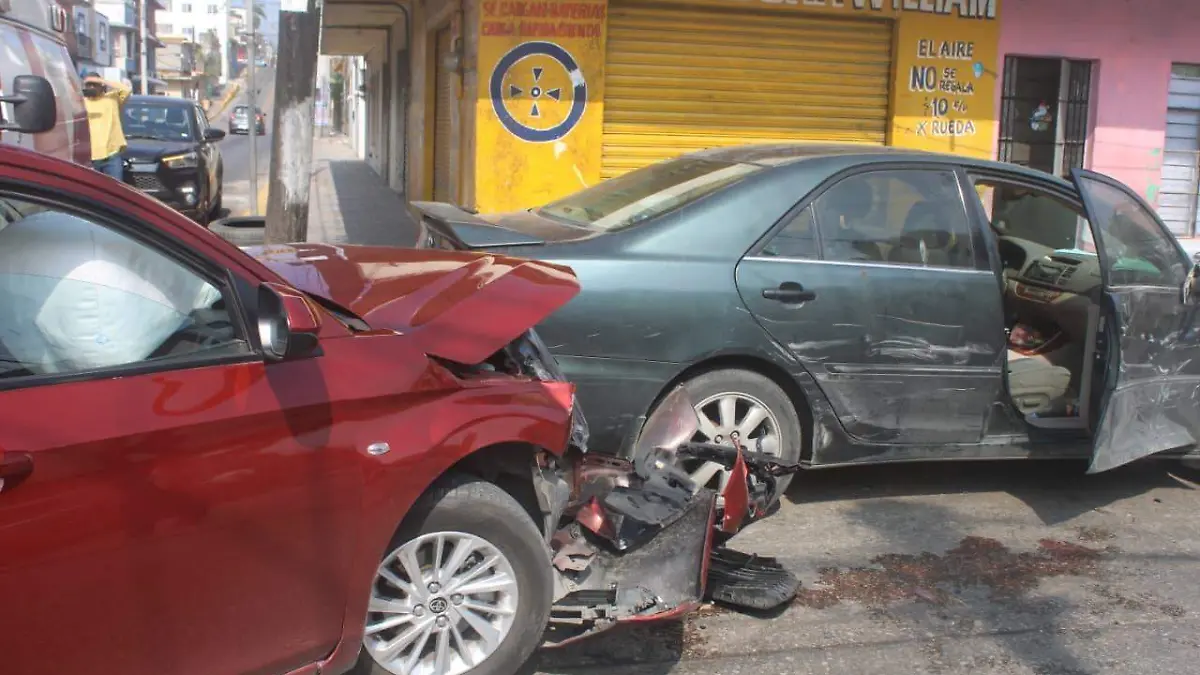 Dos personas resultaron heridas tras un impacto en el cruce de Escandón y Matienzo