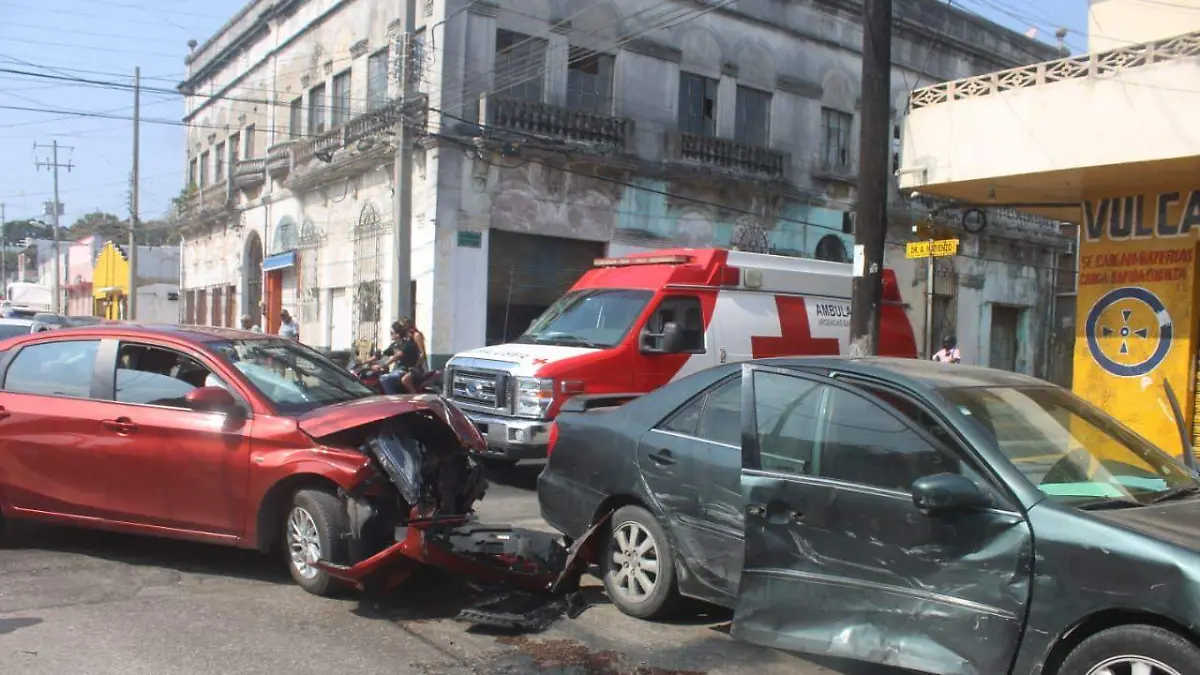 Dos lesionados y daños materiales totales fue el saldo de un choque en el primer cuadro de la ciudad