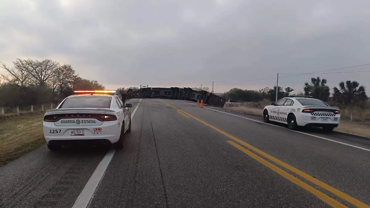 Choque entre auto y tráiler deja un muerto en el tramo González-Zaragoza