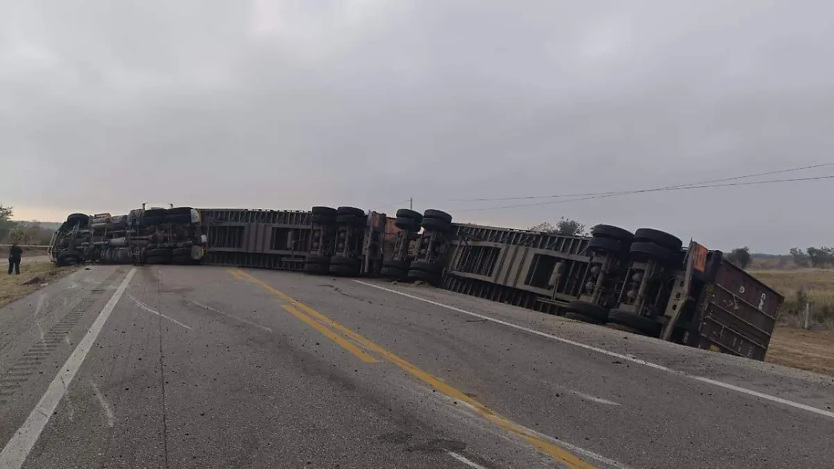 Cerrada la circulación en ambos sentidos de la carretera González-Zaragoza tras un fuerte