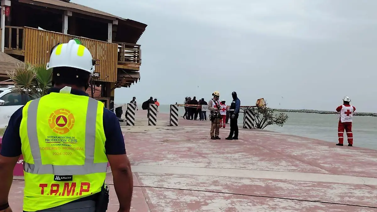 Rescatan a pescador atrapado entre los tetrápodos de Miramar