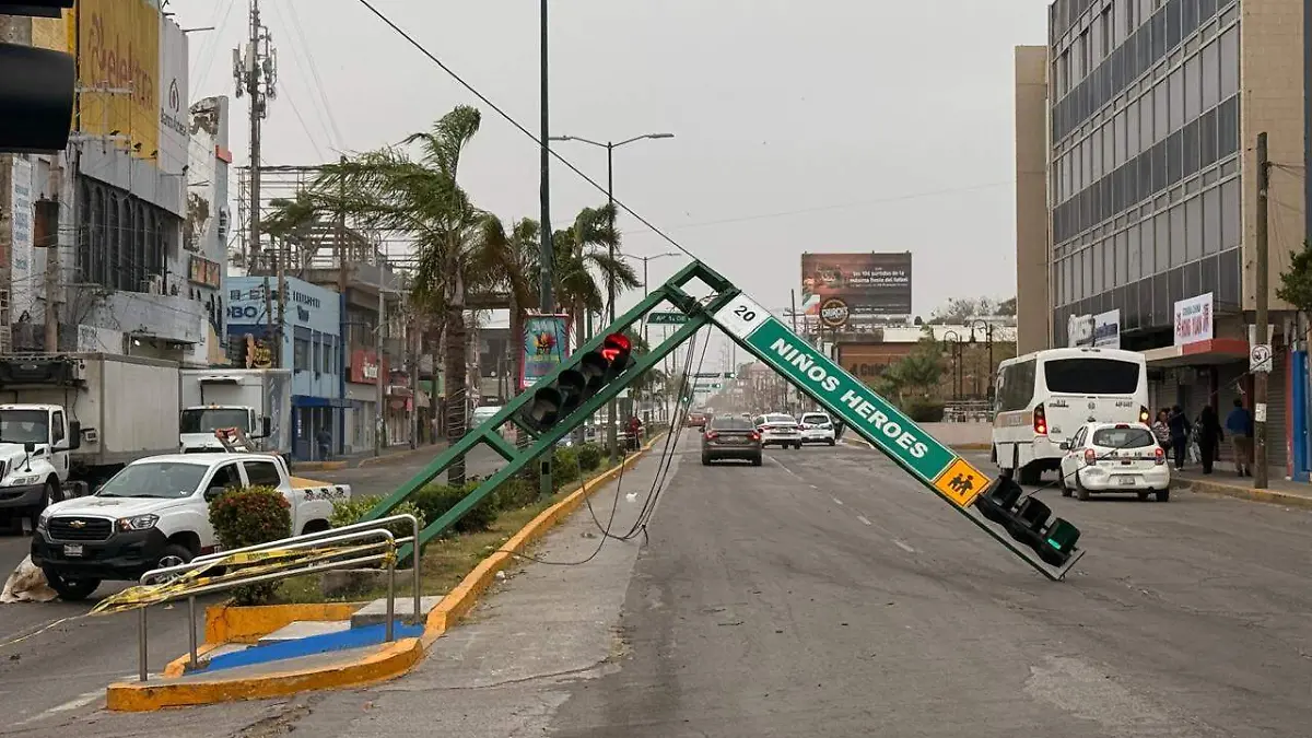 En la zona centro de Ciudad Madero tanto cables como semáforos fueron afectados por los fuertes aires
