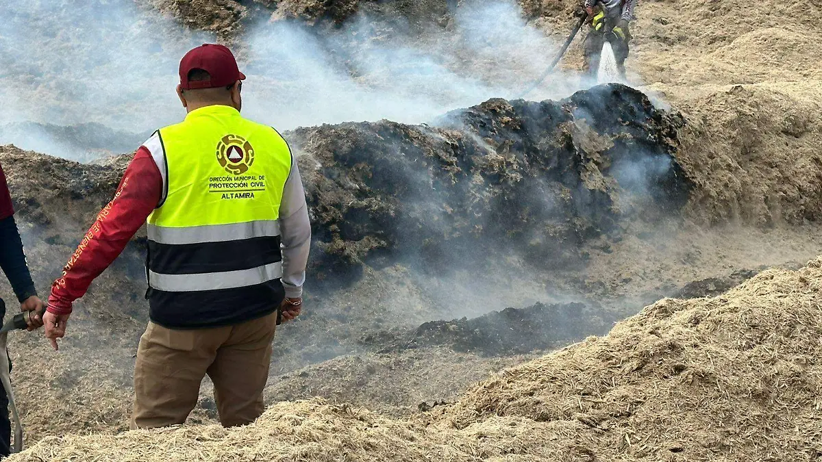 El incendio se originó en la zona donde se almacena el bagazo de la caña de azúcar