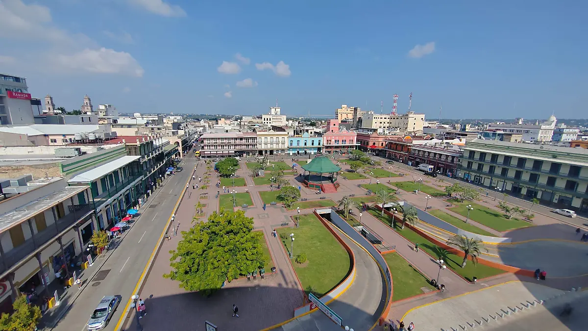 Entre los edificios más famosos que rodean la Plaza de la Libertad se encuentra Casa Moral, Correos, Telégrafos, Alicia y Mercedes