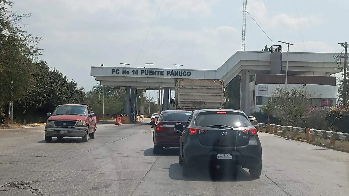 Los vehículos que cruzan a diario el Puente Tampico acusan vías en mal estado