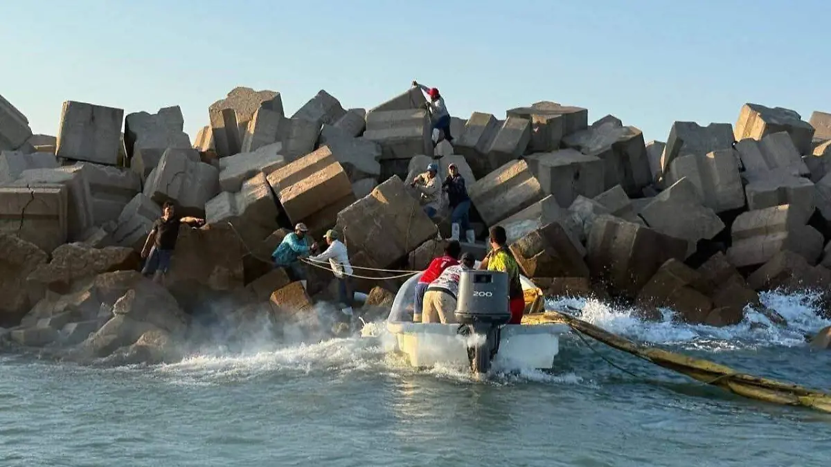El alcalde Adrián Domínguez confirma que la laguna está libre de crudo gracias a una respuesta relámpago