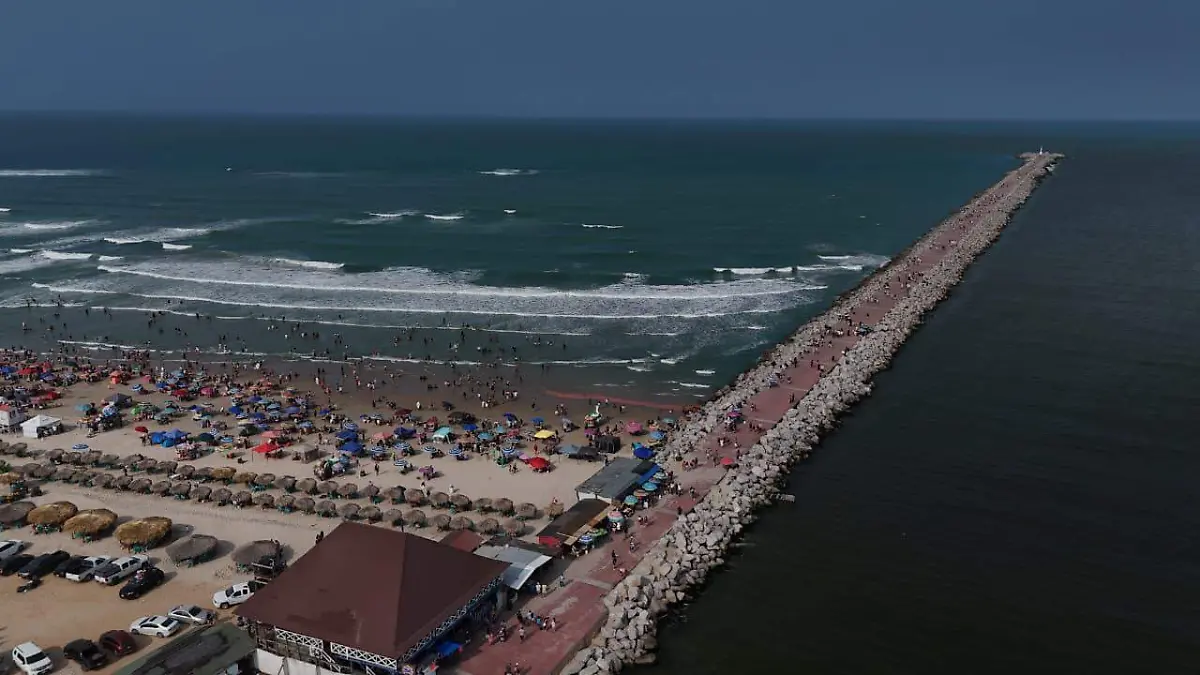 Locales y turistas disfrutan internarse mar adentro caminando por las Escolleras 