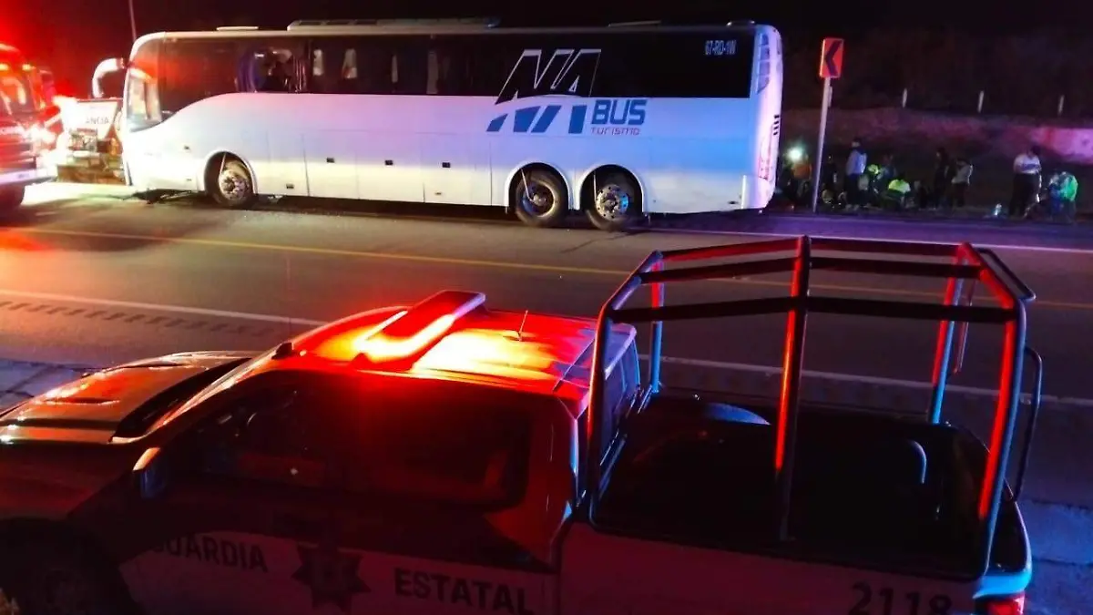 Autoridades atienden el choque entre un autobús de turistas y un camión de sandías; no hay paso en la carretera de Tamaulipas